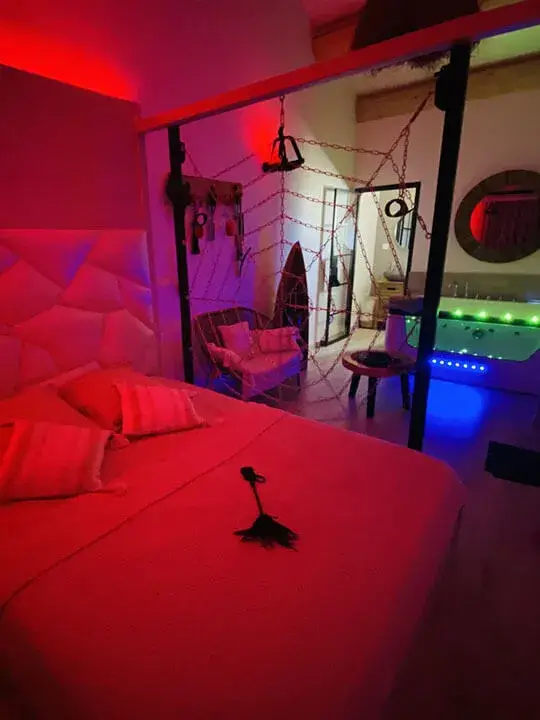 Location suite 50 nuances chambre Sexy avec spa privatif